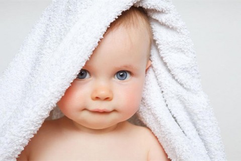 初乳很黄是不是不干净不可以喝？母乳怎么喂养温州捐卵宝宝？